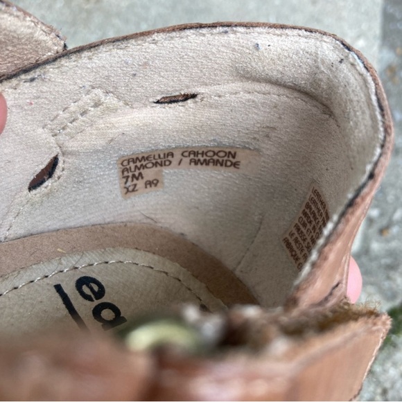 Earth sandal, closed toe, metallic, cutout - Picture 6 of 7